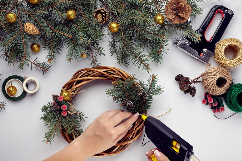 如果不想自己撿樹枝、製作聖誕花圈，也可以上網買材料包，完成聖誕節布置DIY的心願。