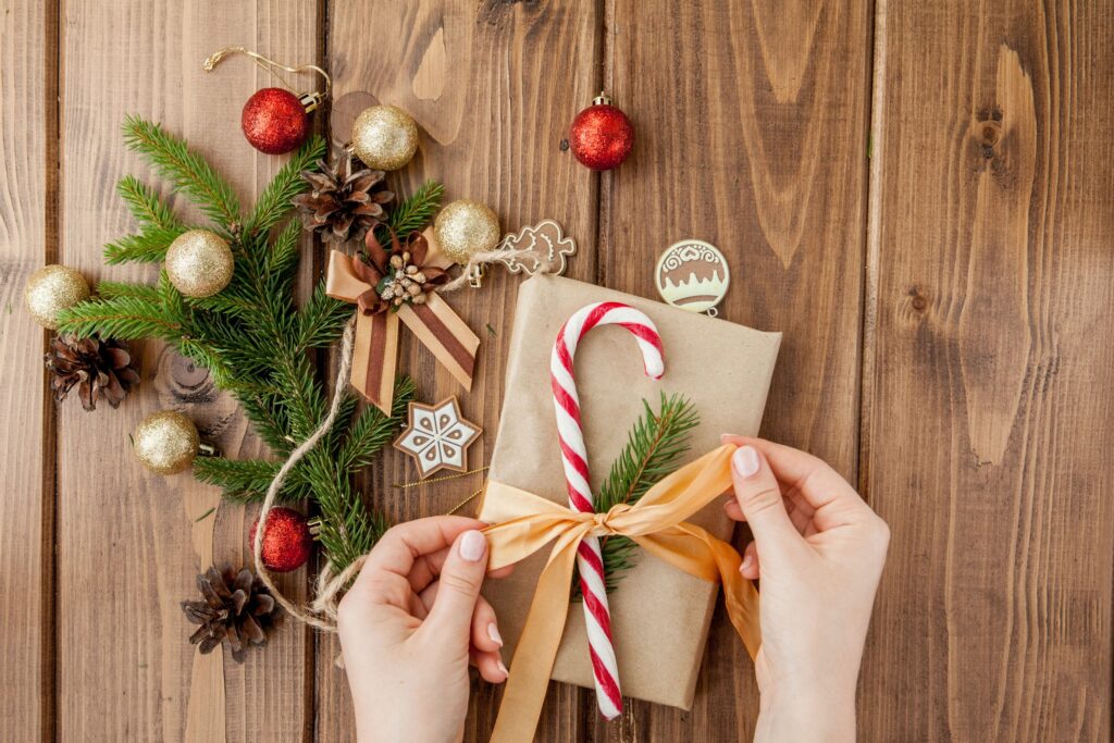 搭配各種裝飾材料，禮物紙盒能夠變化出很多樣貌，也是聖誕節布置DIY的熱門選項。