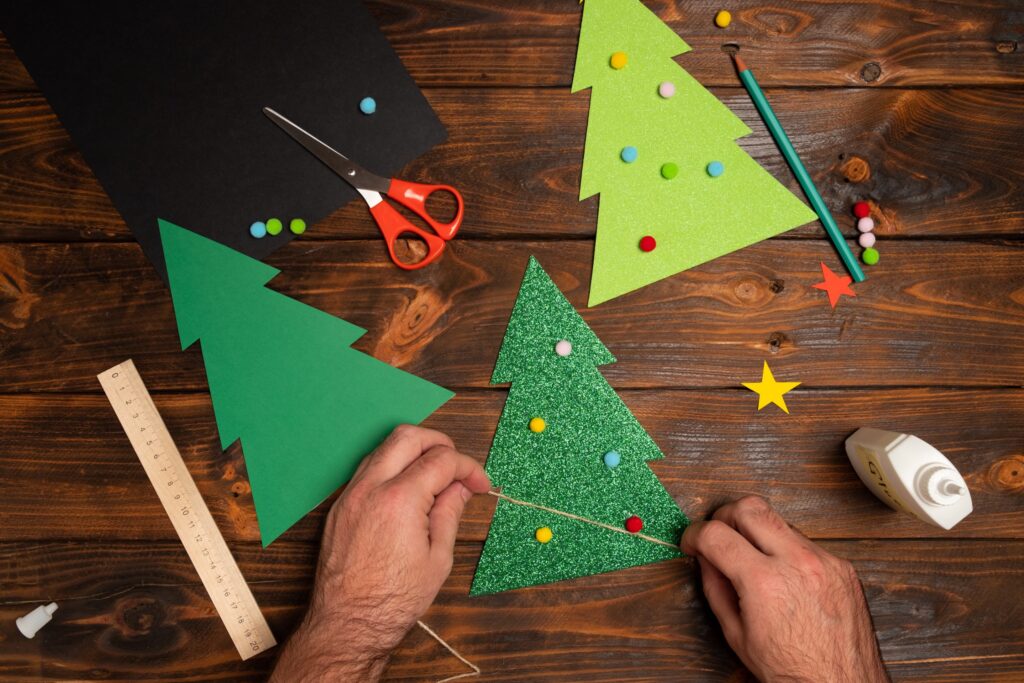 紙樹勞作，很適合年紀較小的孩子製作，也是聖誕節布置DIY的熱門品項。