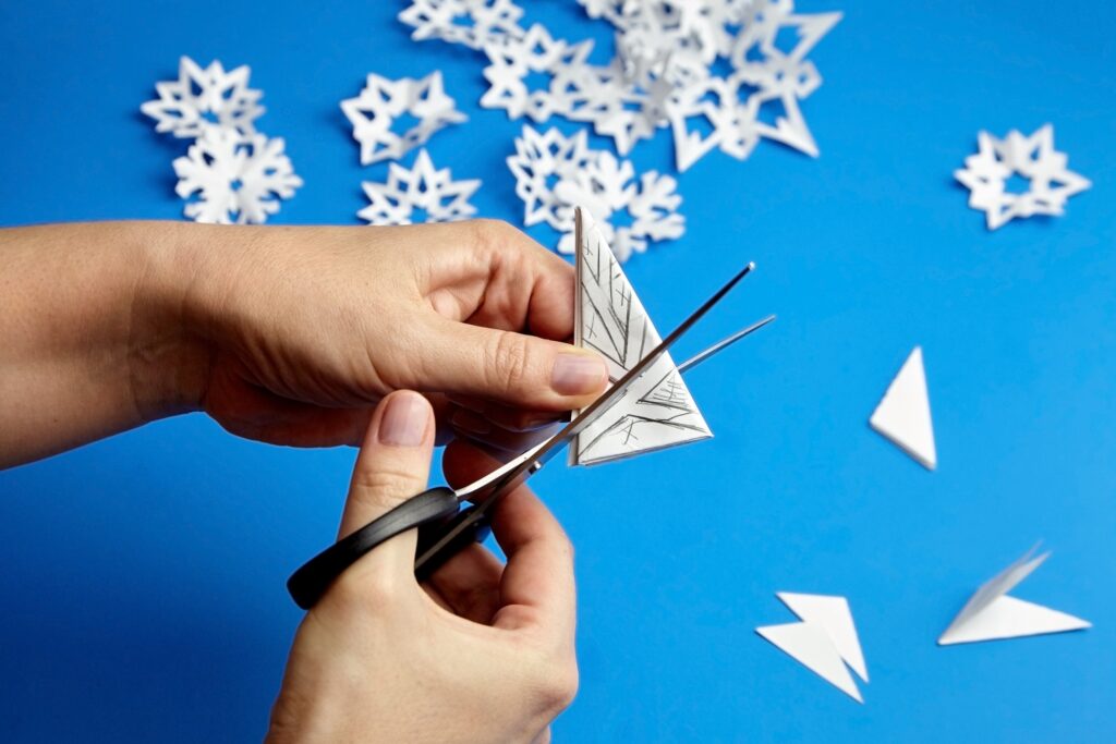 紙雪花是很適合孩子的勞作，常年榮登聖誕節布置DIY裝飾品排行榜前位。