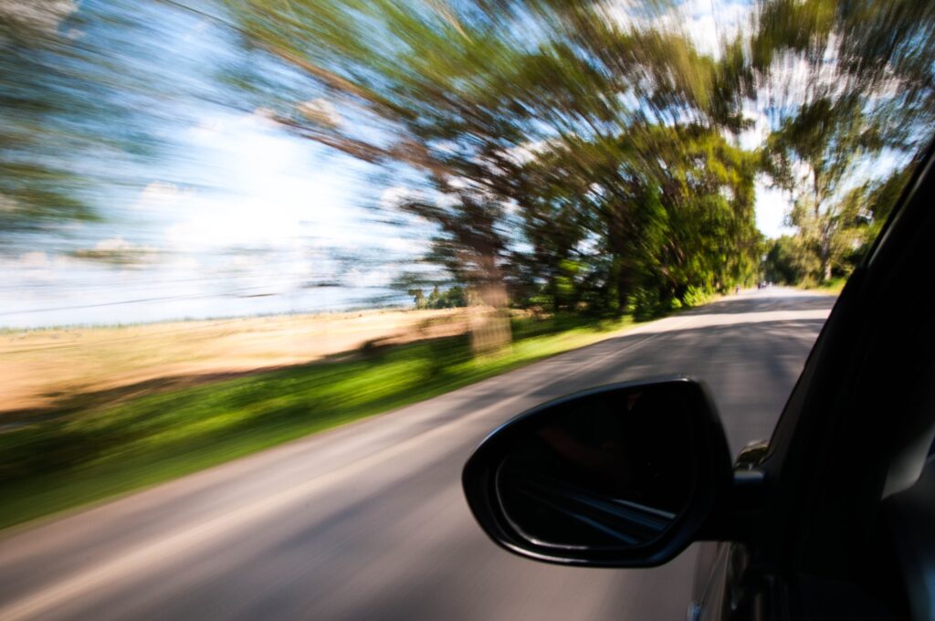 交通違規記點新制規定，開車超速將扣1點。