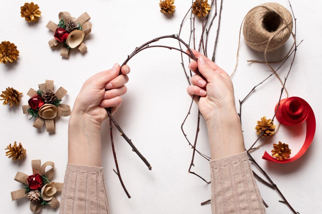 聖誕節布置DIY、好用材料之一樹枝，紗線、緞帶綑綁樹枝後，也是美輪美奐的裝飾品。