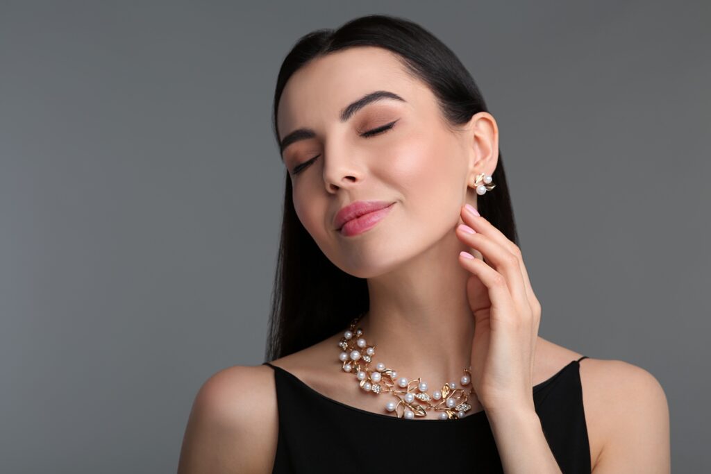配戴珠寶能迅速提升造型的高級感。