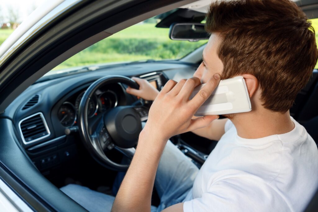 交通違規記點新制要求駕駛人，開車不得使用手機