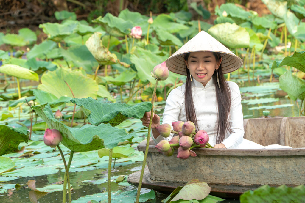 越南是保守又樸素的國家，當地傳統服飾也是寬鬆透氣的長衣，遊客不宜打扮暴露。