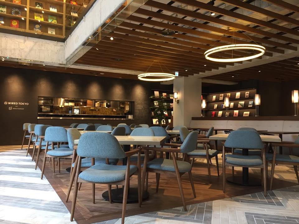 隱身在台中蔦屋書店裡的餐廳WIRED TOKYO，提供逛書店的人們，一個複合式餐飲空間。