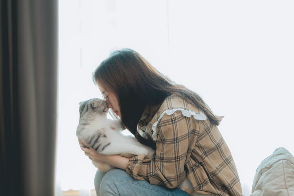 吸貓可以讓飼主感受到貓咪的體溫和心跳，增加寵物與人的親密感。