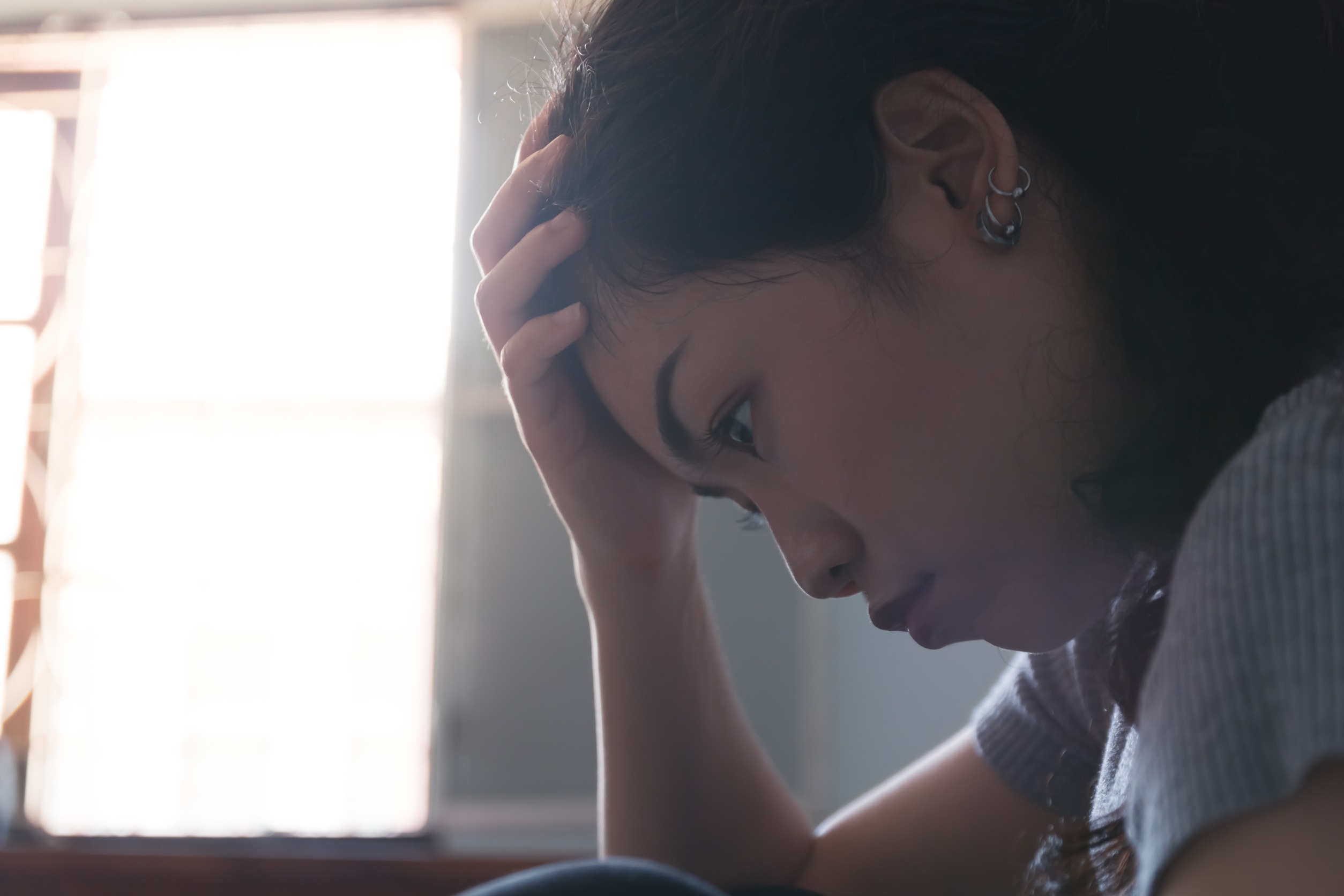 發現伴侶外遇，先讓自己發洩情緒，並且慢慢冷靜下來，善待自己。此為示意圖。