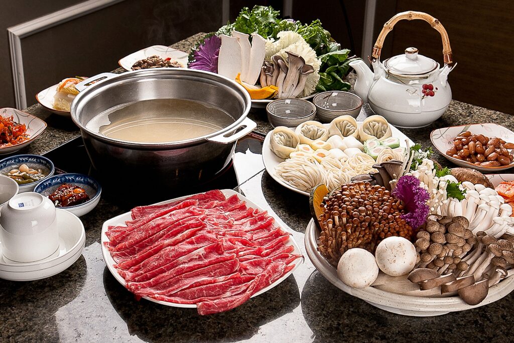 自製麻辣火鍋並不難，只要備好食材，牛肉、菇類、餃子等丟到湯底煮熟就能吃。