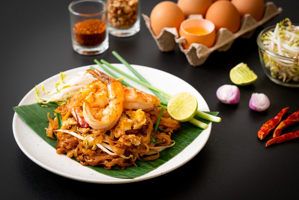 泰式炒河粉是夜市裡面受歡迎的美食。