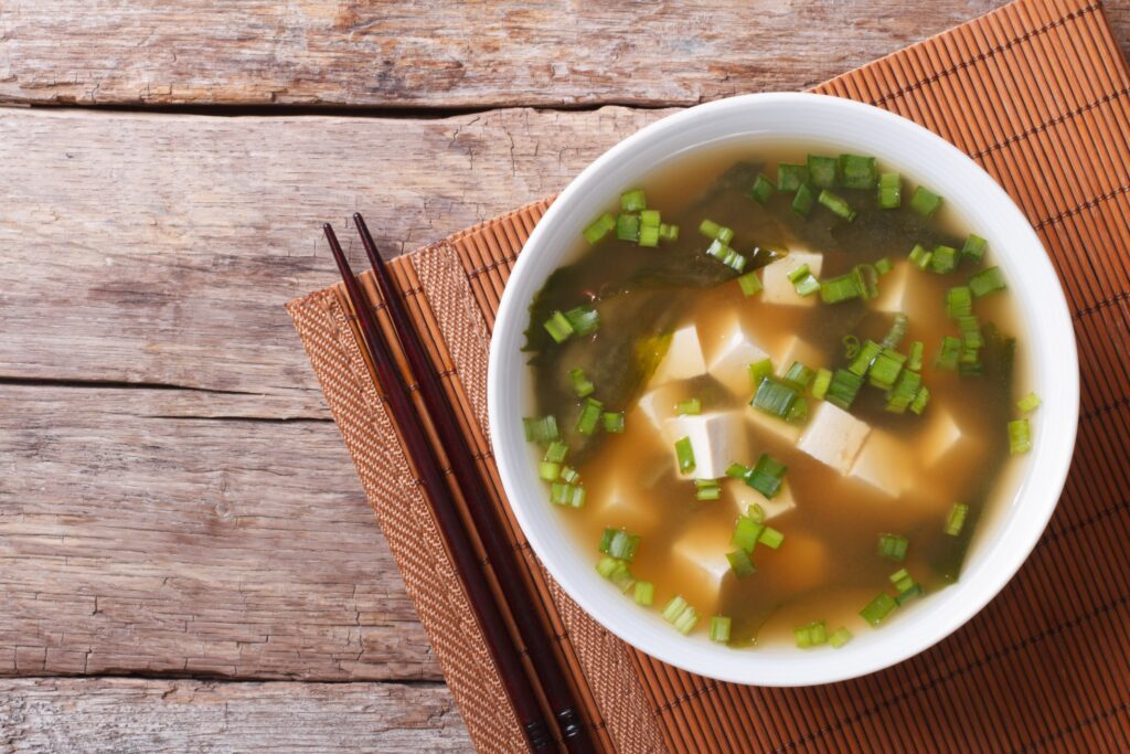 冬季熱湯食譜-味噌豆腐海帶湯。
