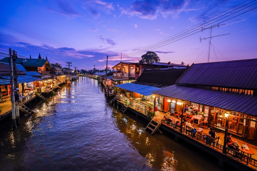 泰國也有很多運河景觀，圖為安帕瓦水上市場，當地還有漂亮的螢火蟲夜景。