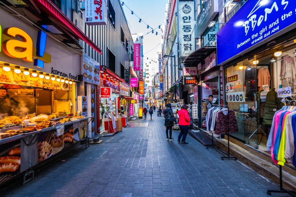 韓國街邊也有零食小店可以採買，同樣品種豐富、價格合理。圖/123RF圖庫