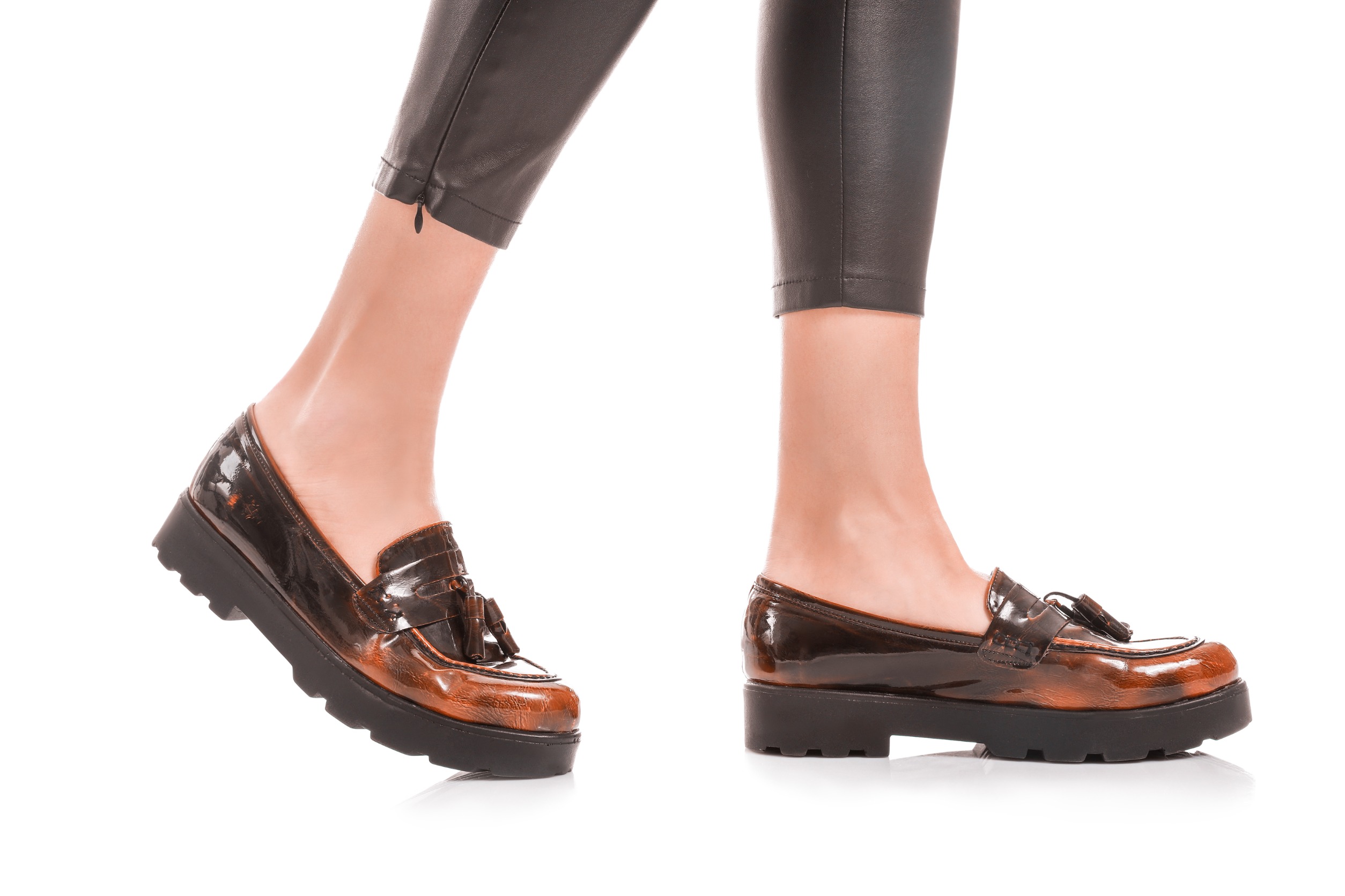厚底樂福鞋可以增加身高，拉長腿部線條，漆皮亮面的鞋款也很時髦。圖/123RF圖庫