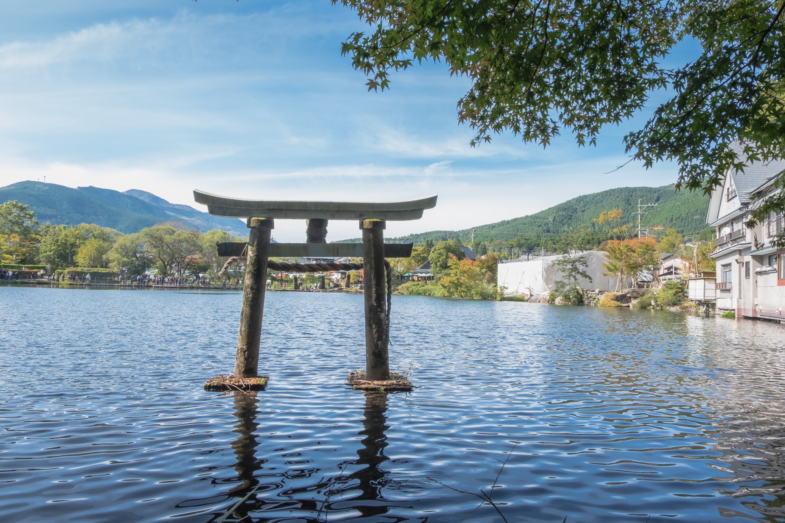 遊客可以在金麟湖邊散步,順便欣賞四季美景。圖/123RF圖庫