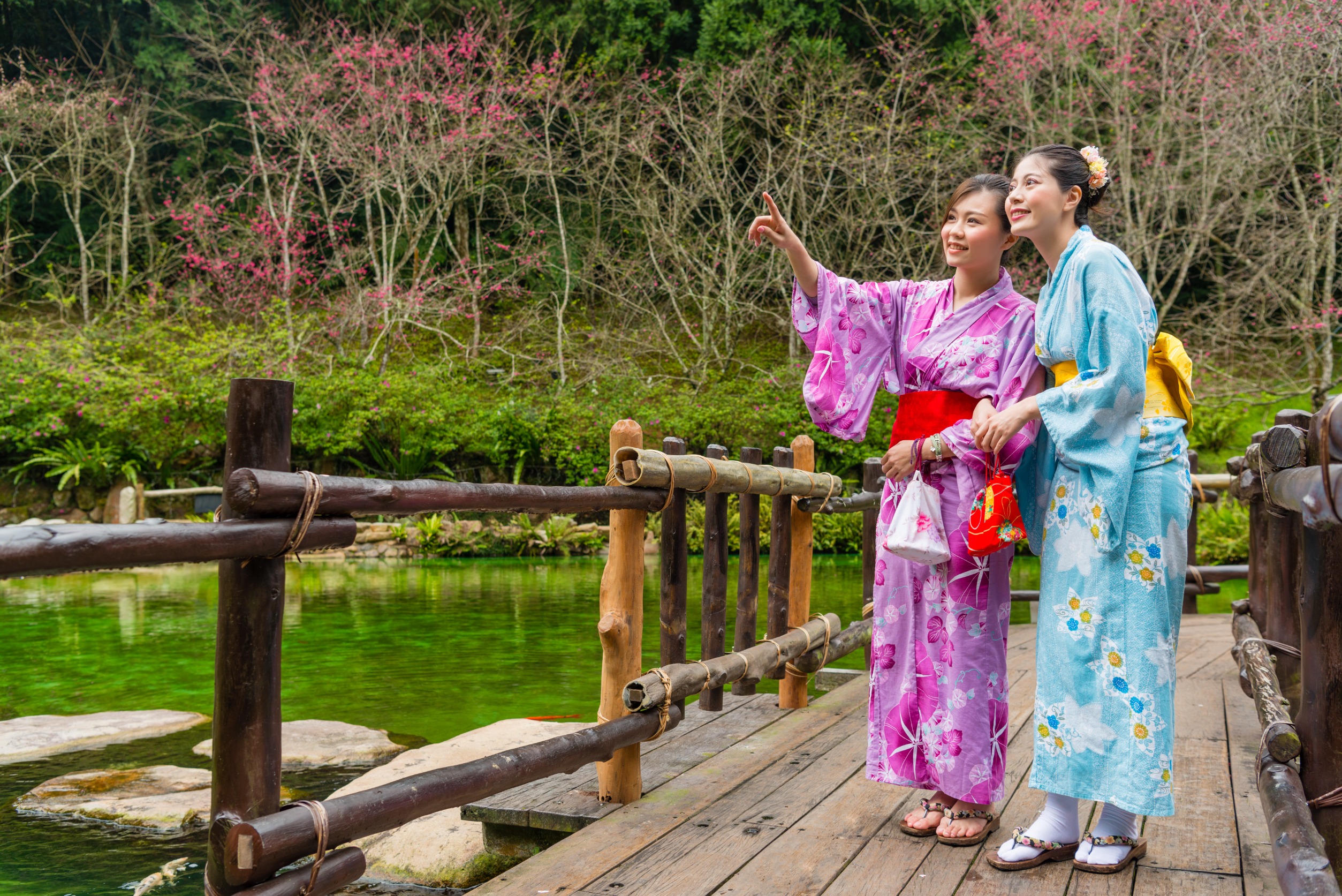 日本夏天氣候溫暖潮濕，可以學日本女性，穿透氣的輕薄浴衣外出走走。圖/123RF圖庫
