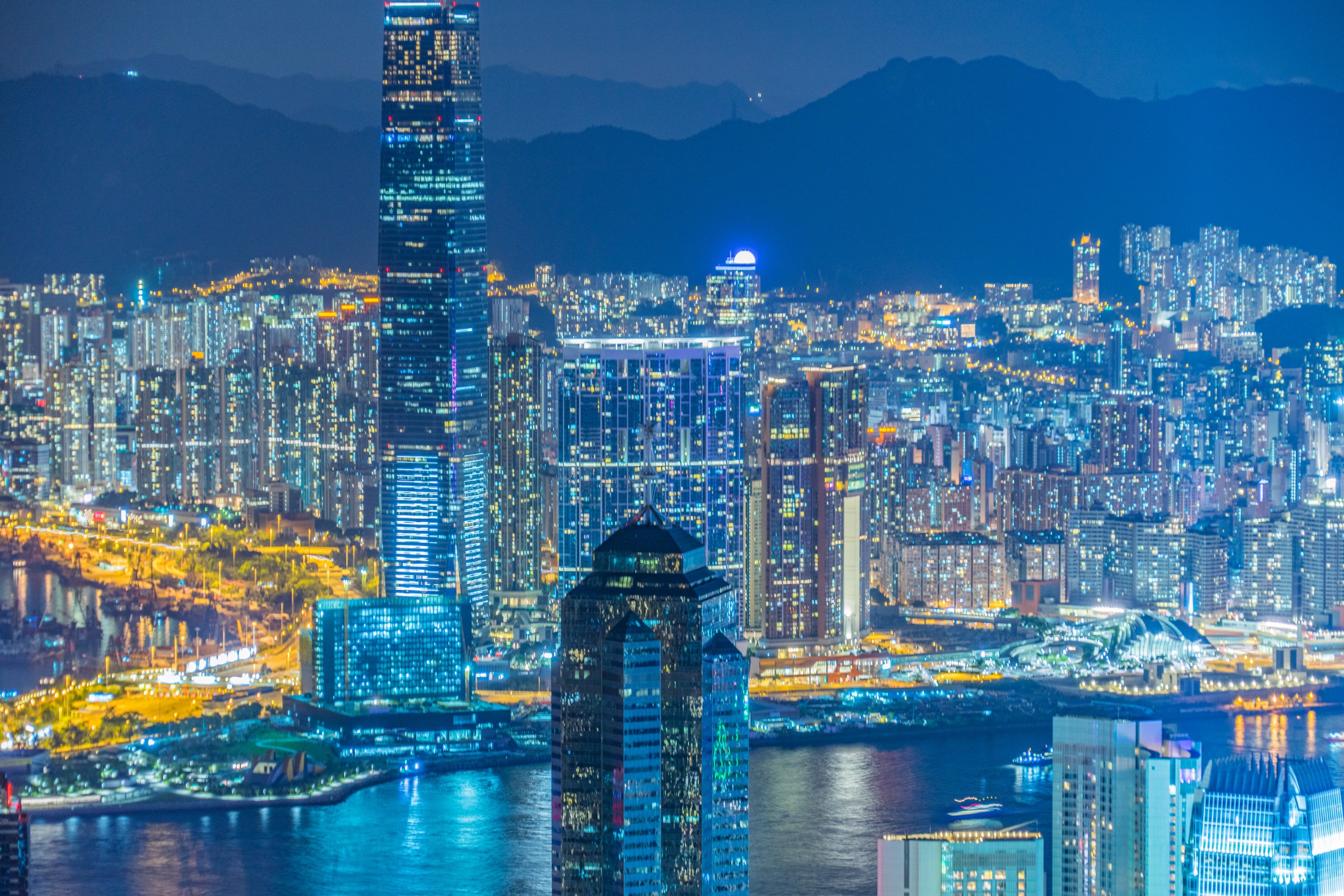 香港是座迷人的城市，有美麗的自然景觀和人文地景，圖為從維多利亞港口望出去的美麗景觀。圖/123RF圖庫