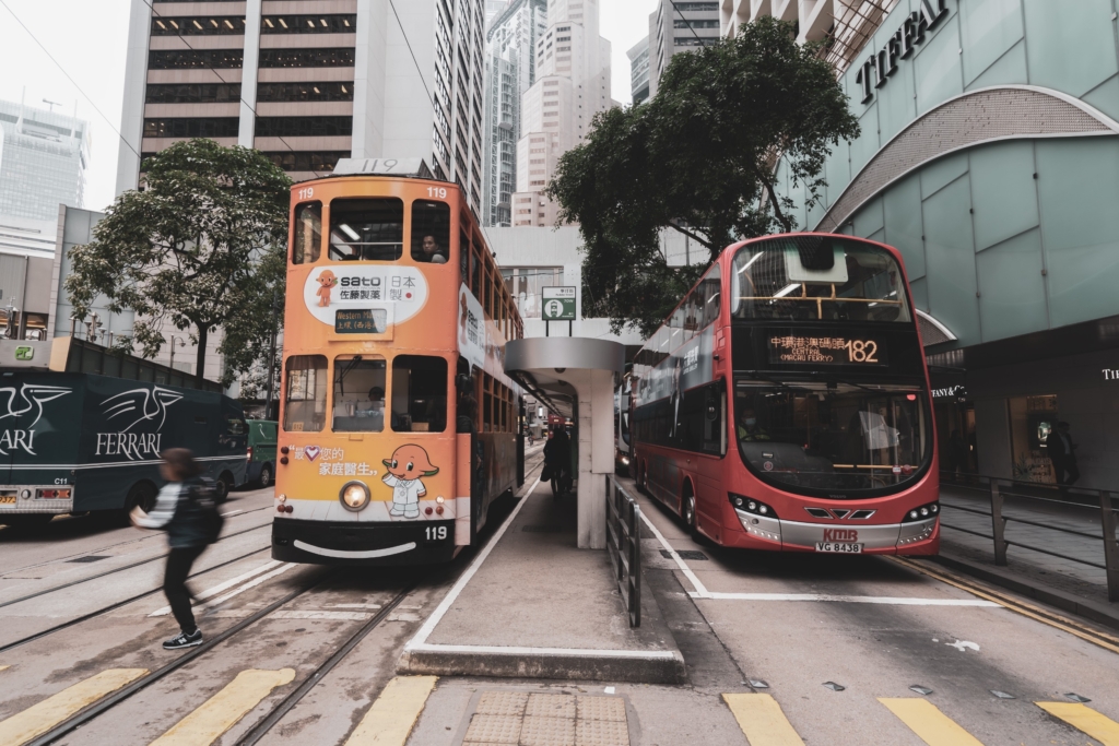 電車是香港影視作品裡面很常出現的移動地標。圖/123RF圖庫