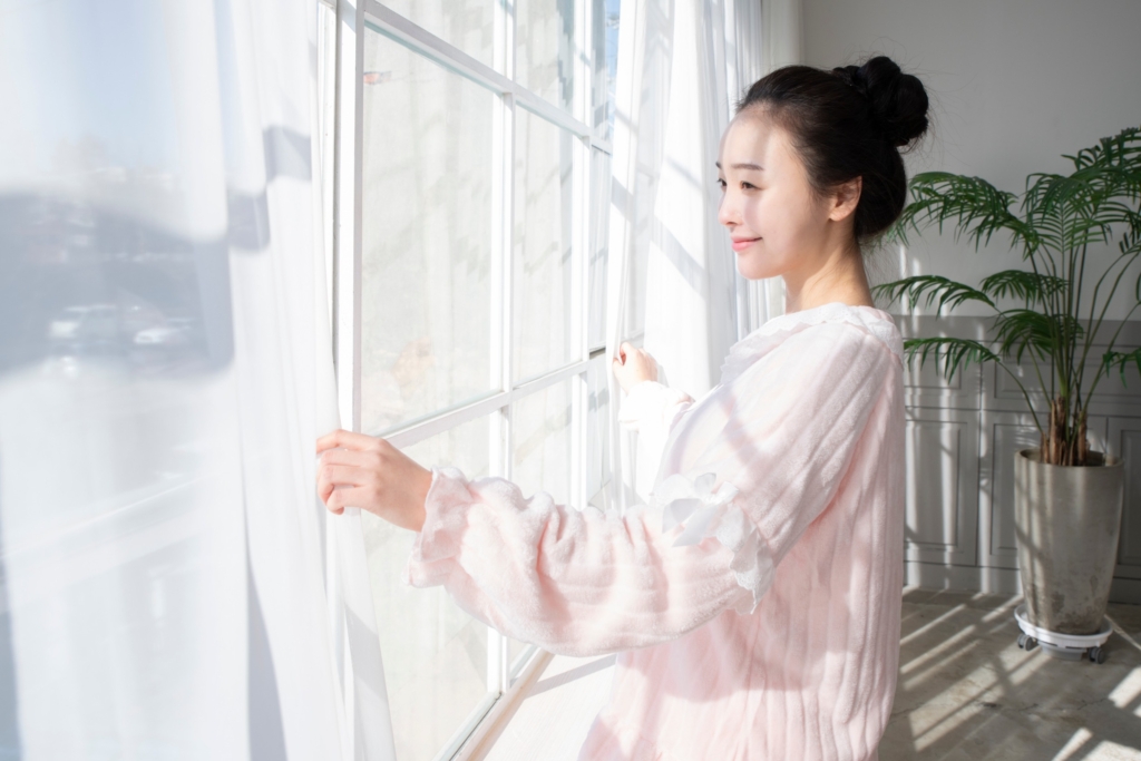 在開冷氣之前把房間房窗都打開，散去熱空氣，就能節省電費，也會快速吹涼空間。圖/123RF圖庫