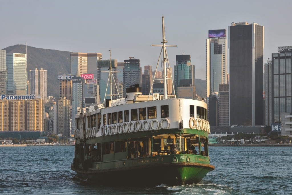 還是有很多香港人和遊客，喜歡搭乘老式天星小輪欣賞風景，並且認為這才是真正的香港！圖/123RF圖庫