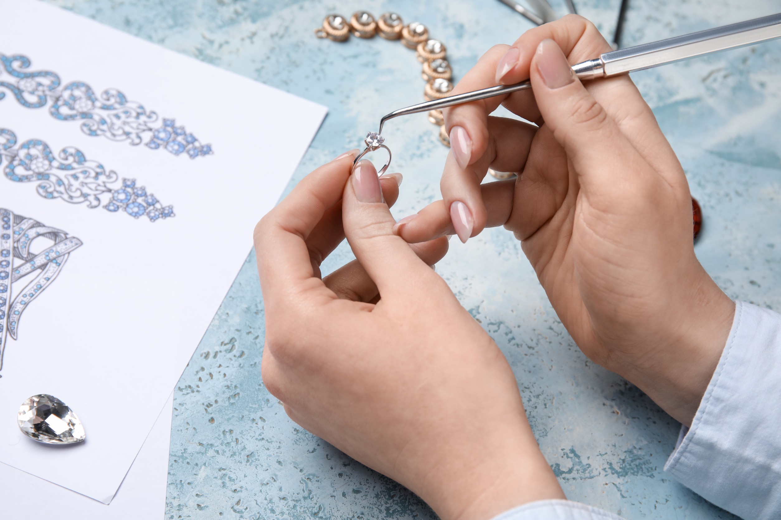 不知道怎麼選擇珠寶商?通常選擇知名品牌的珠寶商，較能保障改裝婚戒的品質。圖/123RF圖庫
