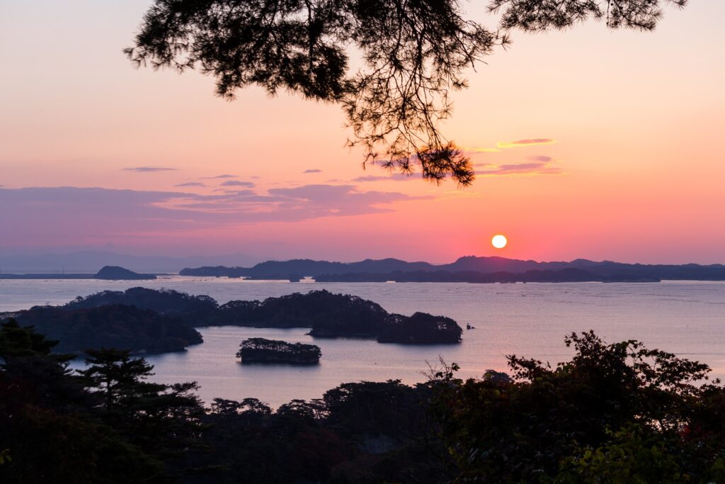松島灣大約有260個被松樹覆蓋的島嶼，日落很美，江戶時代文豪松尾芭蕉常在這裡汲取靈感。圖/123RF圖庫