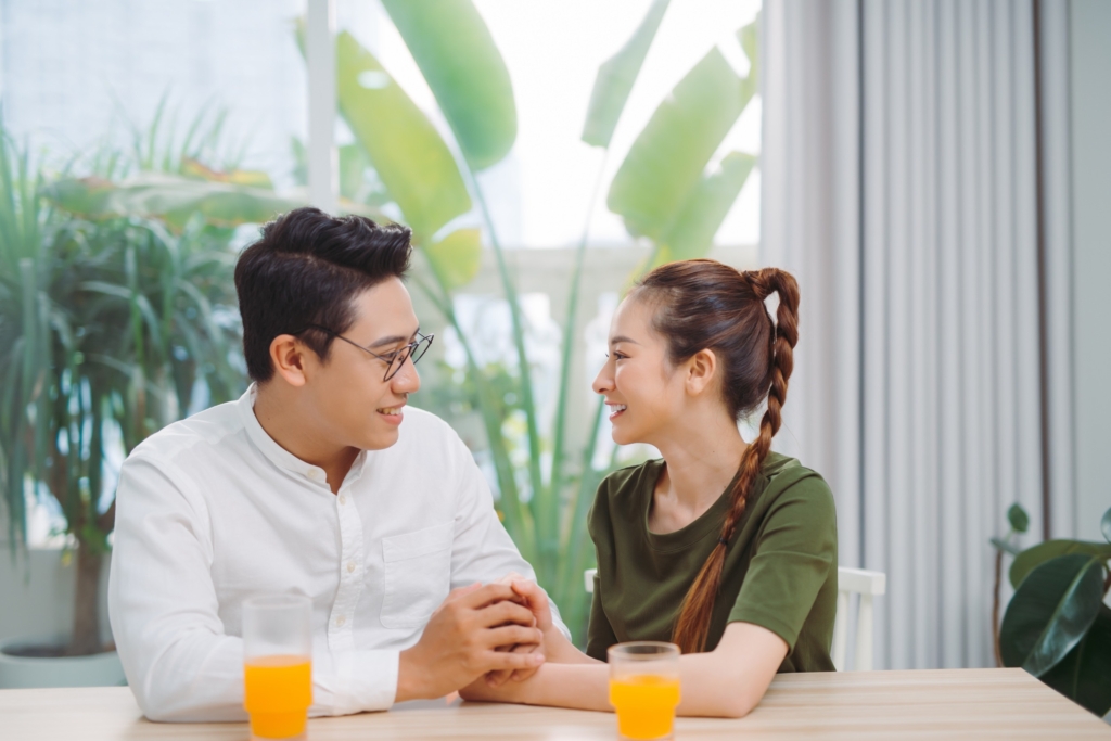 人與人疏遠並不是壞事?8個跡象揭開閨密感情變淡的真相 當妳們的生活開始往不同方向分岔,也許妳結婚了,也可能是她職涯突破,不再那麼需要對方傾吐心聲,變淡不需要理由。圖/123RF圖庫