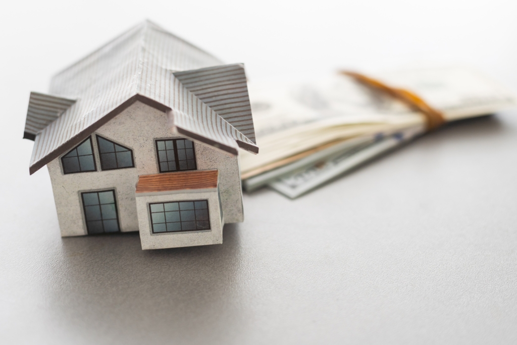 高收入的族群,通常也更重視生活品質。可能買了一間高級公寓,要不然就是花很多錢租高級宅,導致買房與居住成本很高。圖/123RF圖庫