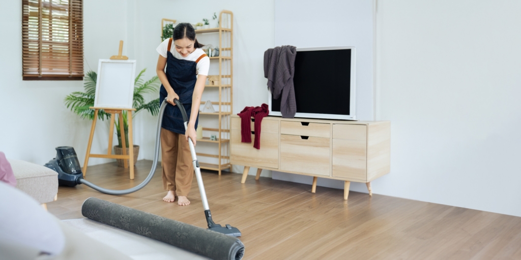 居家整理必學!8招讓家裡瞬間清爽 幸福感UP! 每天花五分鐘時間,快速打掃一個小區域,例如書桌、茶几或玄關,長期下來很可觀。圖/123RF圖庫