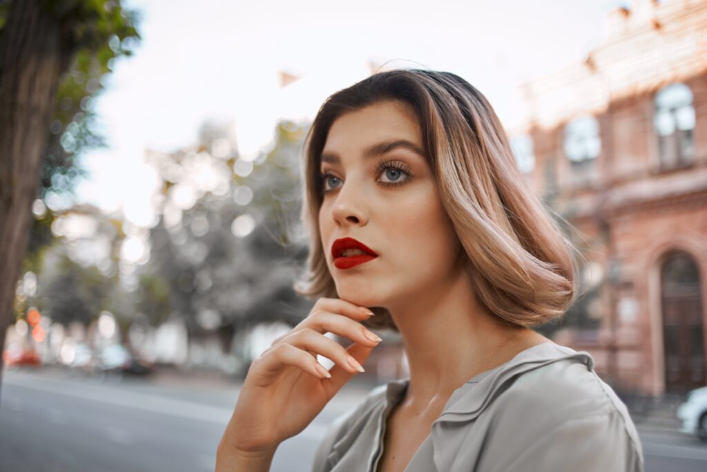 中長髮通常落在肩膀到鎖骨之間,是公認最不挑臉型、最友好的髮長。圖/123RF圖庫