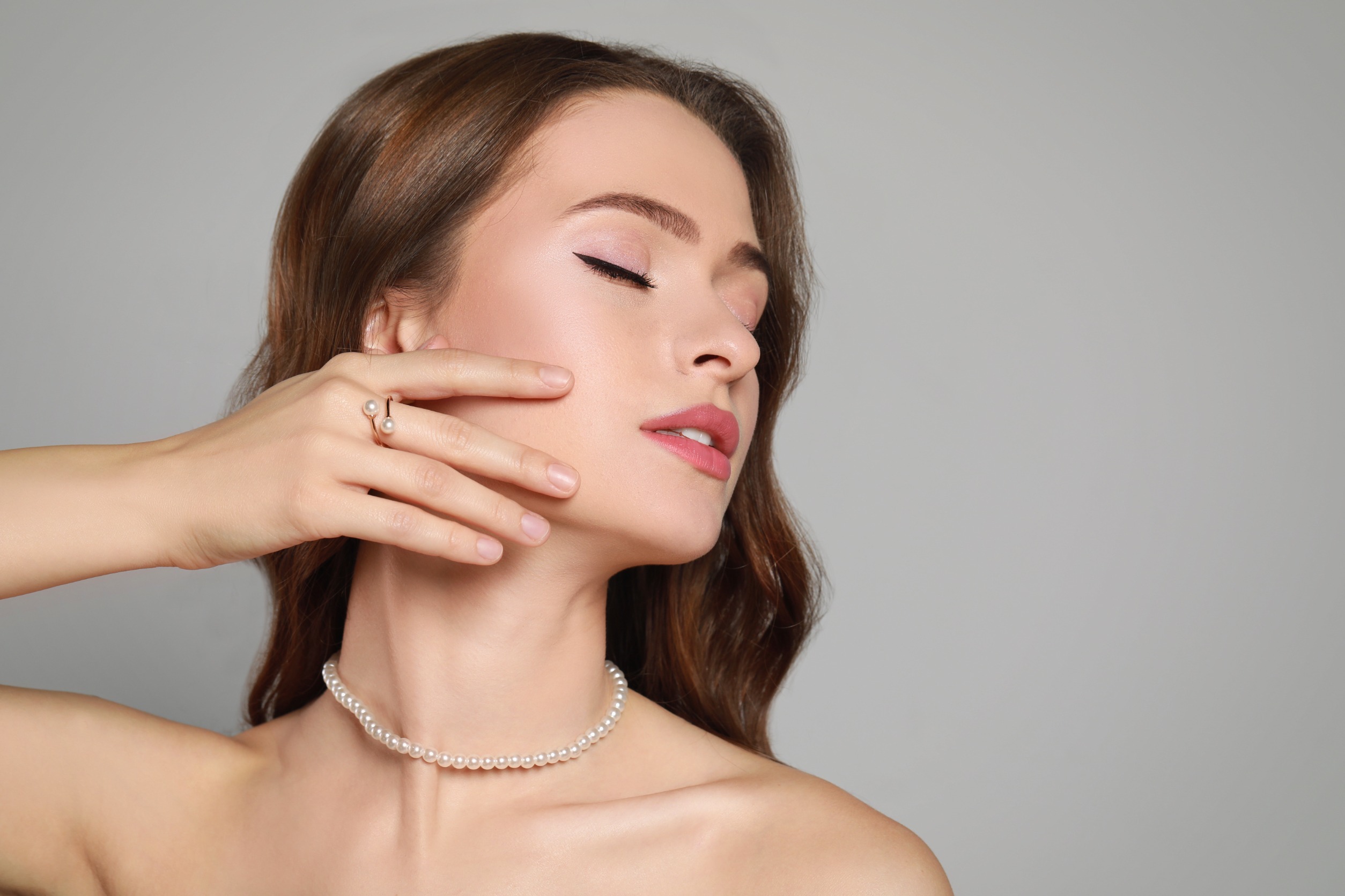 小顆珍珠製成的項鍊看起來秀氣優雅，也不會顯老。圖/123RF圖庫