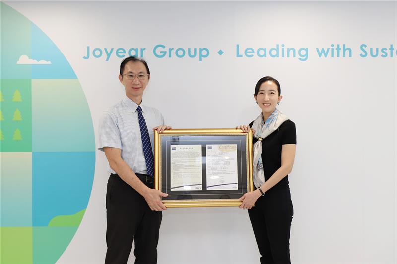 久年機構於25日舉行永續授證典禮，久年機構總經理郭彥君（右）接受由法國標準協會頒發的永續認證書。圖/久年機構提供