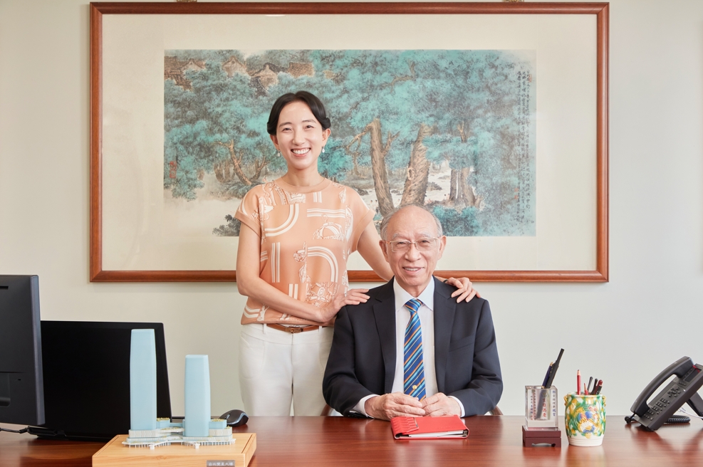 久年機構在董事長郭鵬霄（右）與總經理郭彥君（左）的帶領之下，掌握國際永續趨勢，以先驅之姿創建企業永續治理目標。圖/久年機構提供