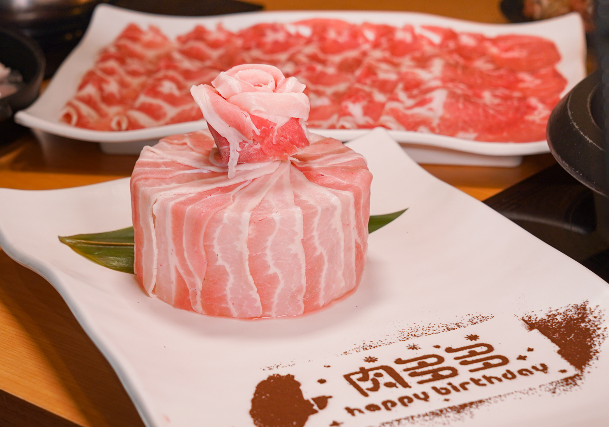 肉多多火鍋為壽星提供的肉蛋糕，網友熱烈討論並且稱讚。圖/李明真攝