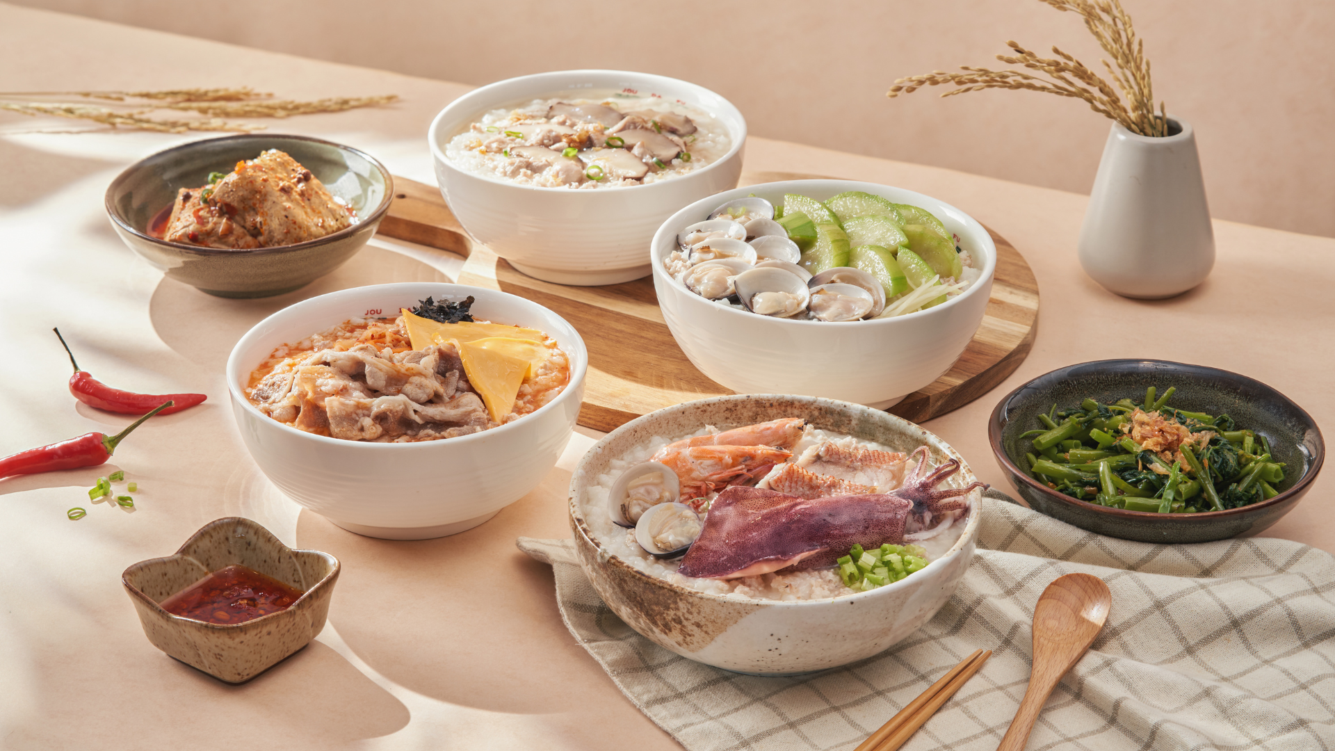 粥大福每日細火慢熬雞湯底，搭配豐富食材，創造多樣台式粥品。圖/粥大福提供