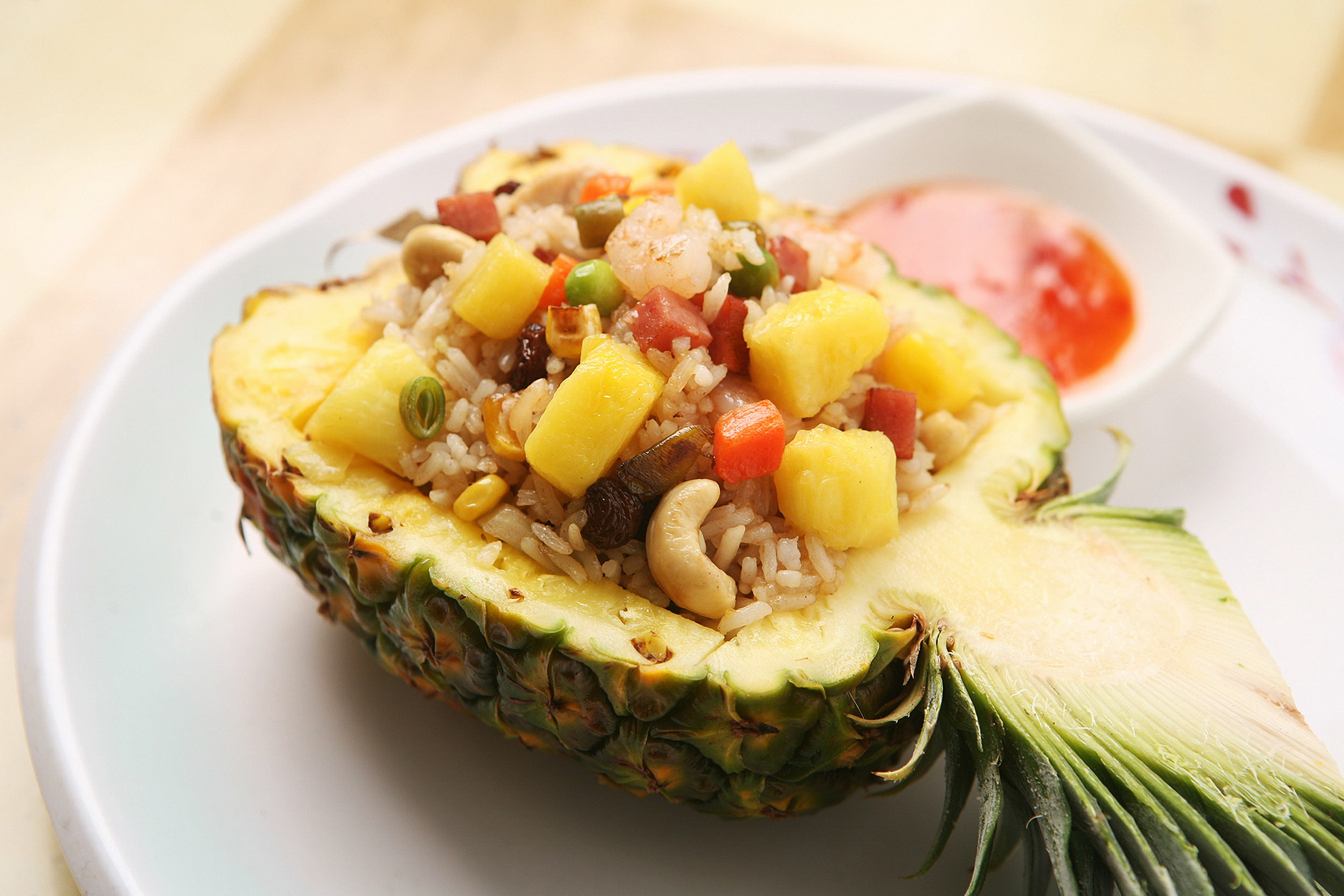 泰式鳳梨炒飯搭配腰果和葡萄乾，鹹鹹甜甜的滋味令人回味無窮。圖/123RF圖庫