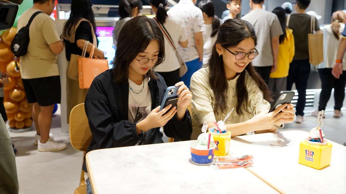 「31冰淇淋」進駐台中新光三越 台灣第31家門市開幕 延續31天、31種口味甜蜜承諾 31冰淇淋,天天都為顧客提供不同口味的好吃冰淇淋。圖/31冰淇淋提供