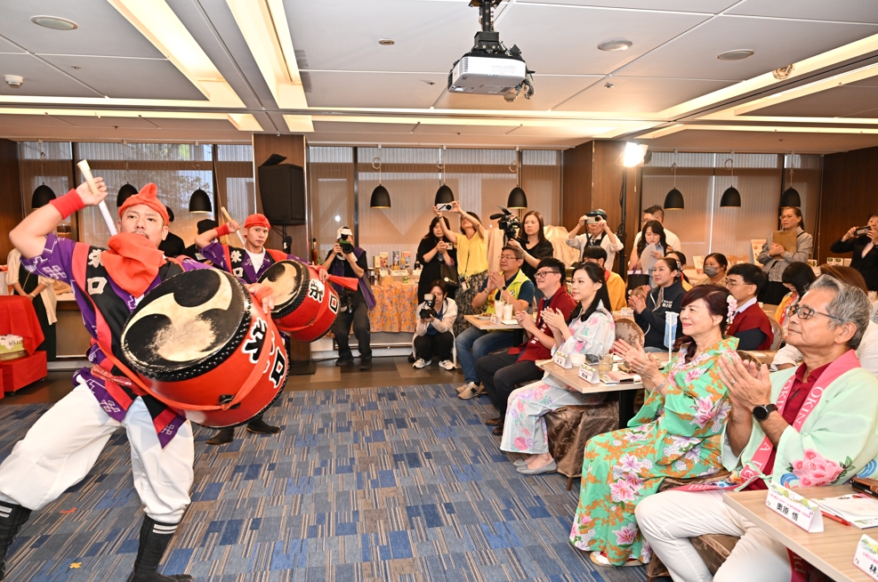 2025臺北溫泉季登場 10/30-11/3泡湯住宿吃美食享優惠 沖繩Eisa太鼓祭鼓動北投泡湯趣! 沖繩EISA太鼓舞揭開臺北溫泉季記者會序幕。圖/台北市溫泉發展協會提供