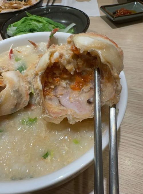 秋天就要吃螃蟹!秋蟹話題引發網友熱議150元雙蟹粥掀朝聖潮 粥大福螃蟹粥的螃蟹肥美又有蟹黃,高CP值享受讓民眾大呼過癮。圖/李明真拍攝