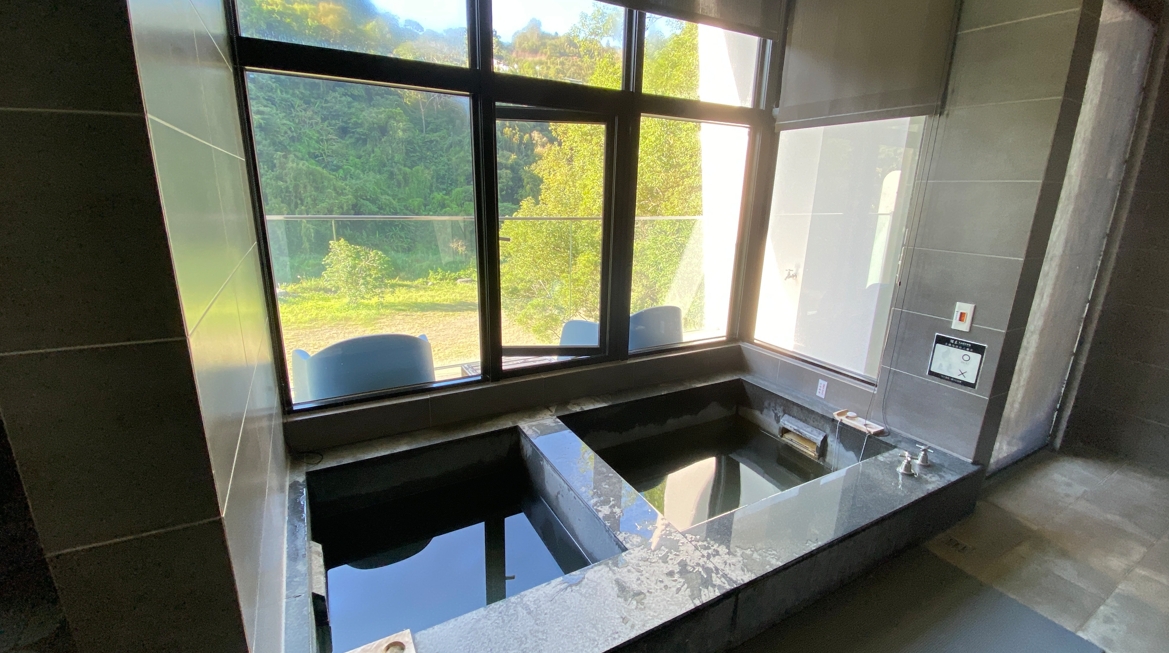 金泉好湯!「泉柿原味」苗栗泰安溫泉暨甜柿推廣活動 週末熱鬧登場! 窗景雙人湯屋,享受安靜愜意的暖時光。圖/虎山溫泉會館提供
