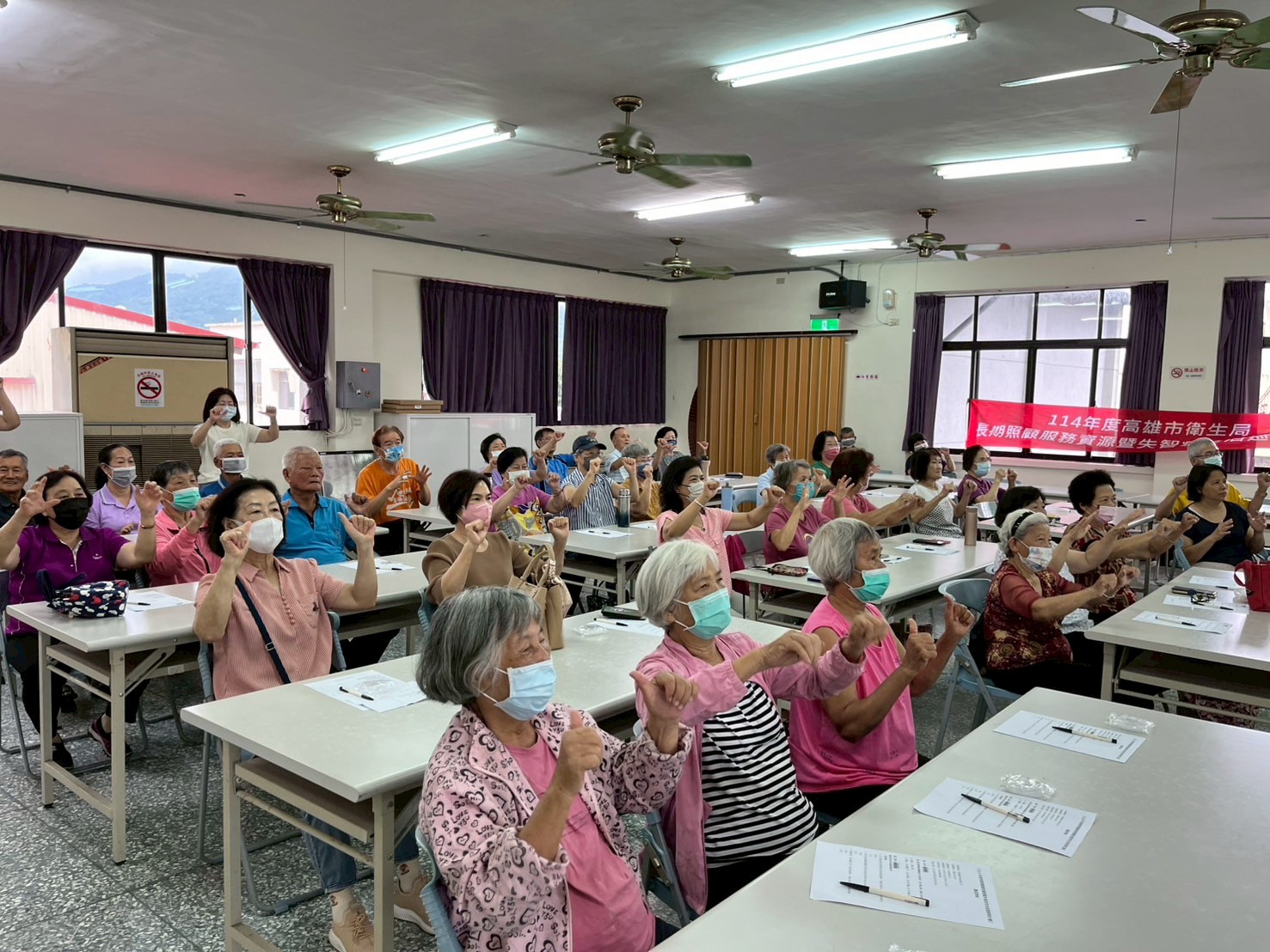 深入高雄偏鄉!走進新住民及聘雇外籍看護家庭 打造高雄長照與失智防治行動網 講師帶領長輩一同動起來,強健體能。圖/主辦單位提供