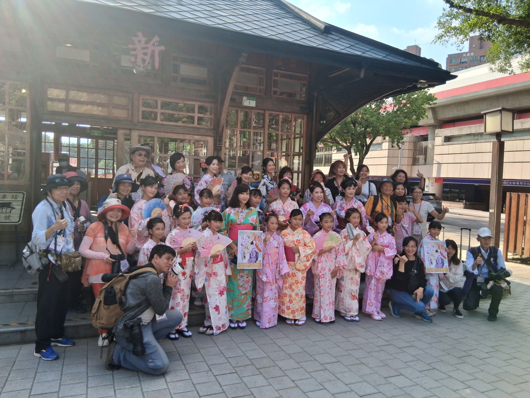 浴衣美人齊聚新北投車站 以換裝體驗推廣北投溫泉與浴衣文化 來自各地的攝影高手們,將北投女巫之鄉的美景與花浴衣的實境結合,藉著攝影專場活動推廣北投溫泉之美。圖/台北市溫泉發展協會提供