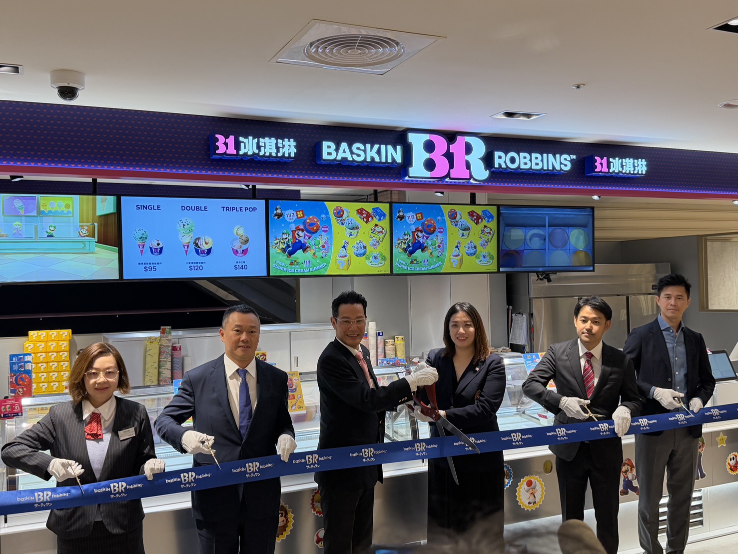 「31冰淇淋」進駐台中新光三越 台灣第31家門市開幕 延續31天、31種口味甜蜜承諾 台灣區總經理辻健司(左3)出席第31間店開幕儀式並剪綵。圖/31冰淇淋提供