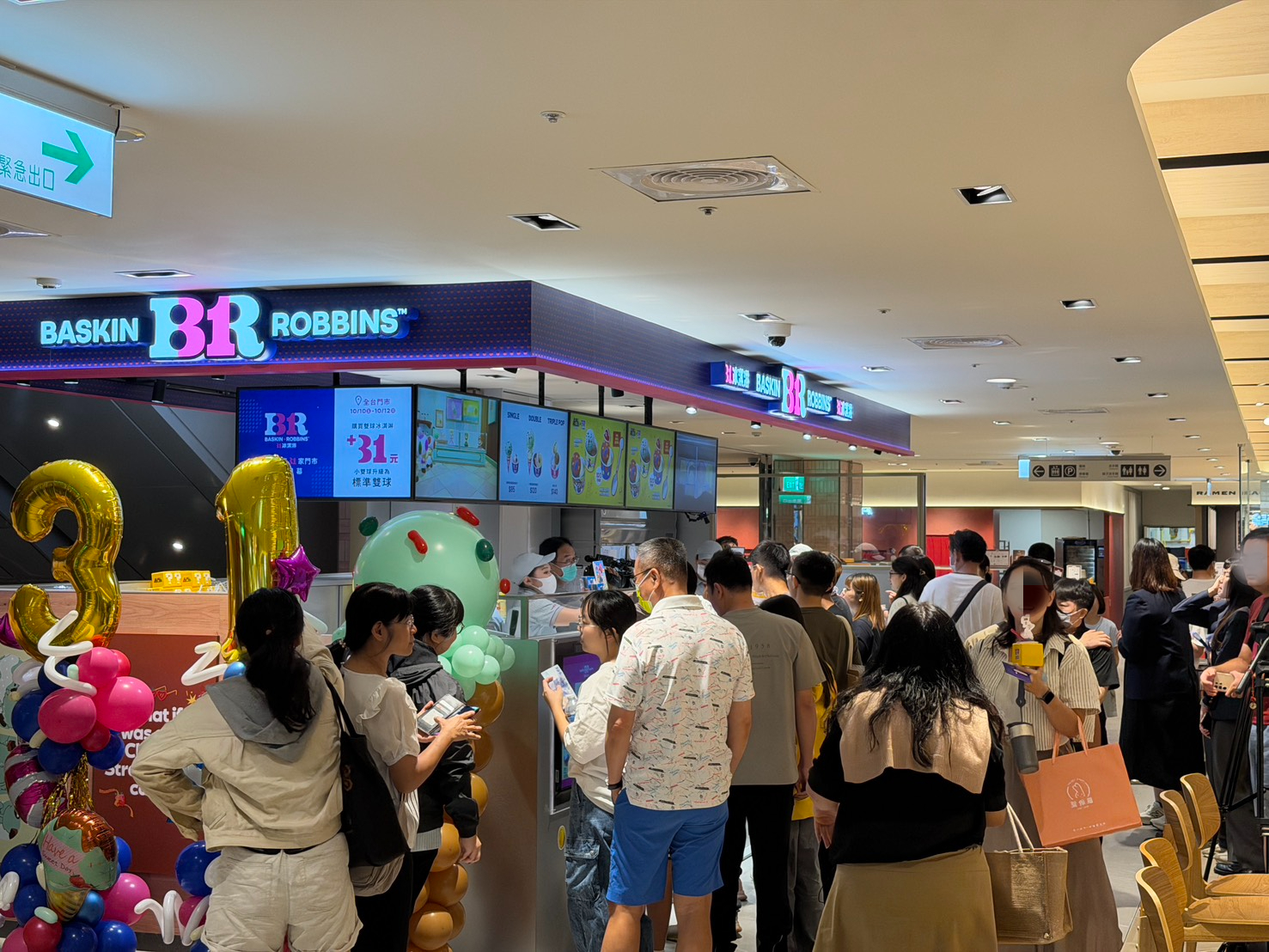 「31冰淇淋」進駐台中新光三越 台灣第31家門市開幕 延續31天、31種口味甜蜜承諾 開幕當天想要享受冰涼美味的顧客蜂擁而至,現場人氣滿滿。圖/31冰淇淋提供
