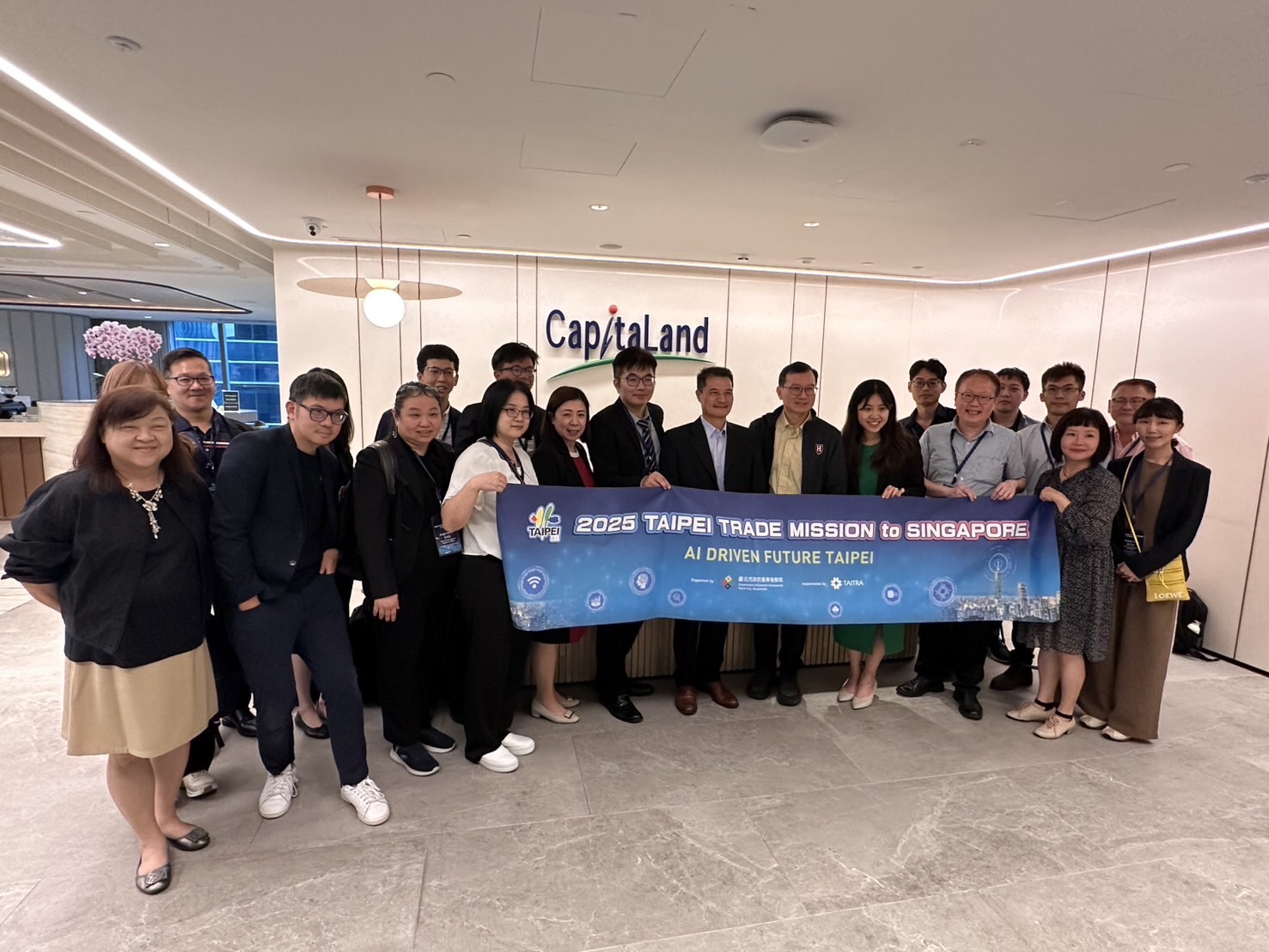 坤侑科技以AI貨櫃預測與海域執法技術亮相新加坡科技週(Tech Week Singapore 2025),榮獲創新服務獎再登國際舞台 台北市產業發展局率領「2025台北貿易訪問團」赴新加坡參訪CapitaLand凱德集團展開企業交流與合作對話。圖/坤侑科技提供