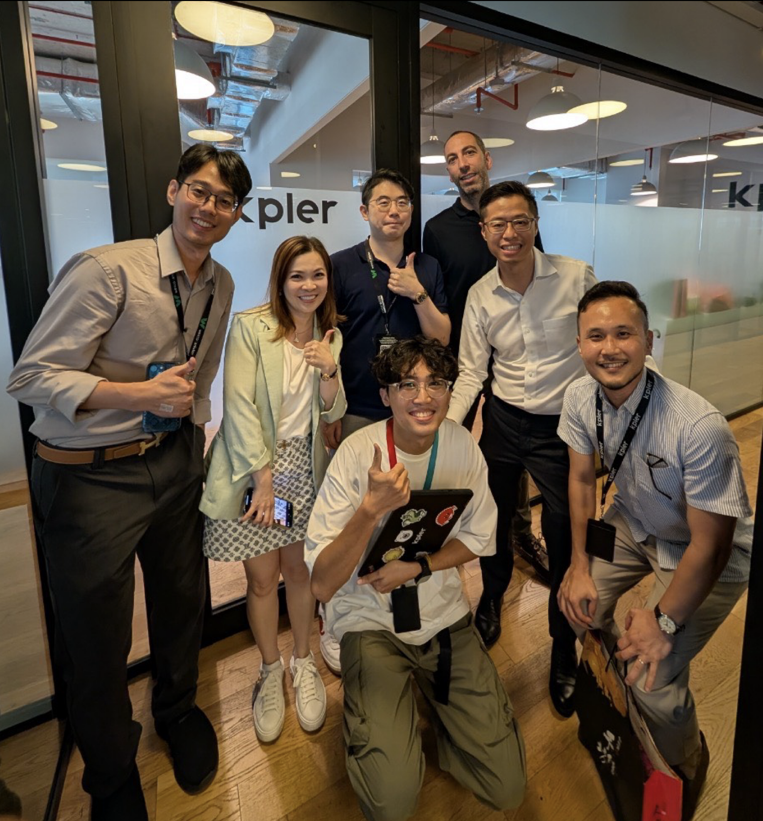 坤侑科技以AI貨櫃預測與海域執法技術亮相新加坡科技週(Tech Week Singapore 2025),榮獲創新服務獎再登國際舞台 坤侑科技團隊於新加坡拜會資料科技公司 Kpler,與該公司COO合影,進行技術與應用交流。圖/坤侑科技提供