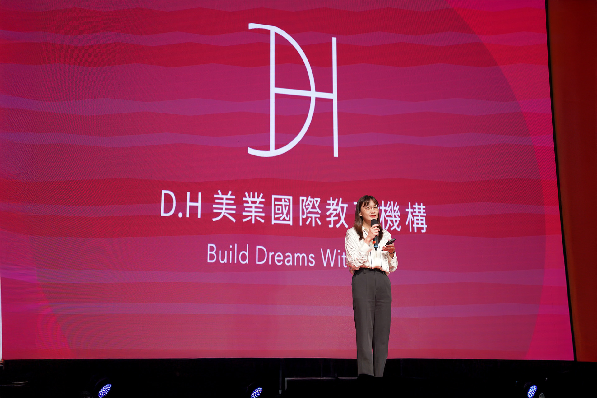 DH美業國際教育機構創辦人呂慶梅帶領的團隊推出結合美業技術與事業經營的課程，相當實用。圖/DH美業國際教育機構提供