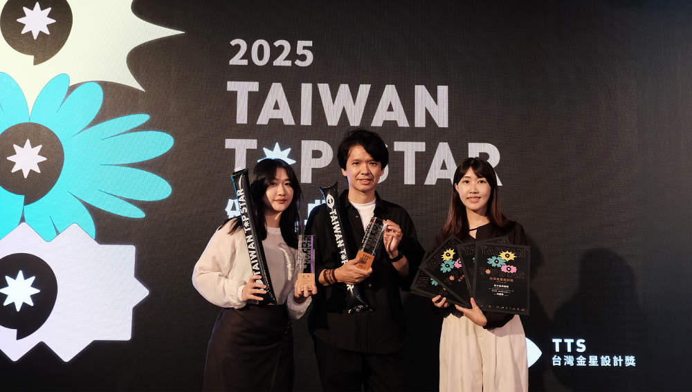 時方品牌顧問總監張凱翔(中)率領團隊於金星設計獎典禮現場合影,首次參賽即橫掃五項大獎。圖/時方品牌顧問提供