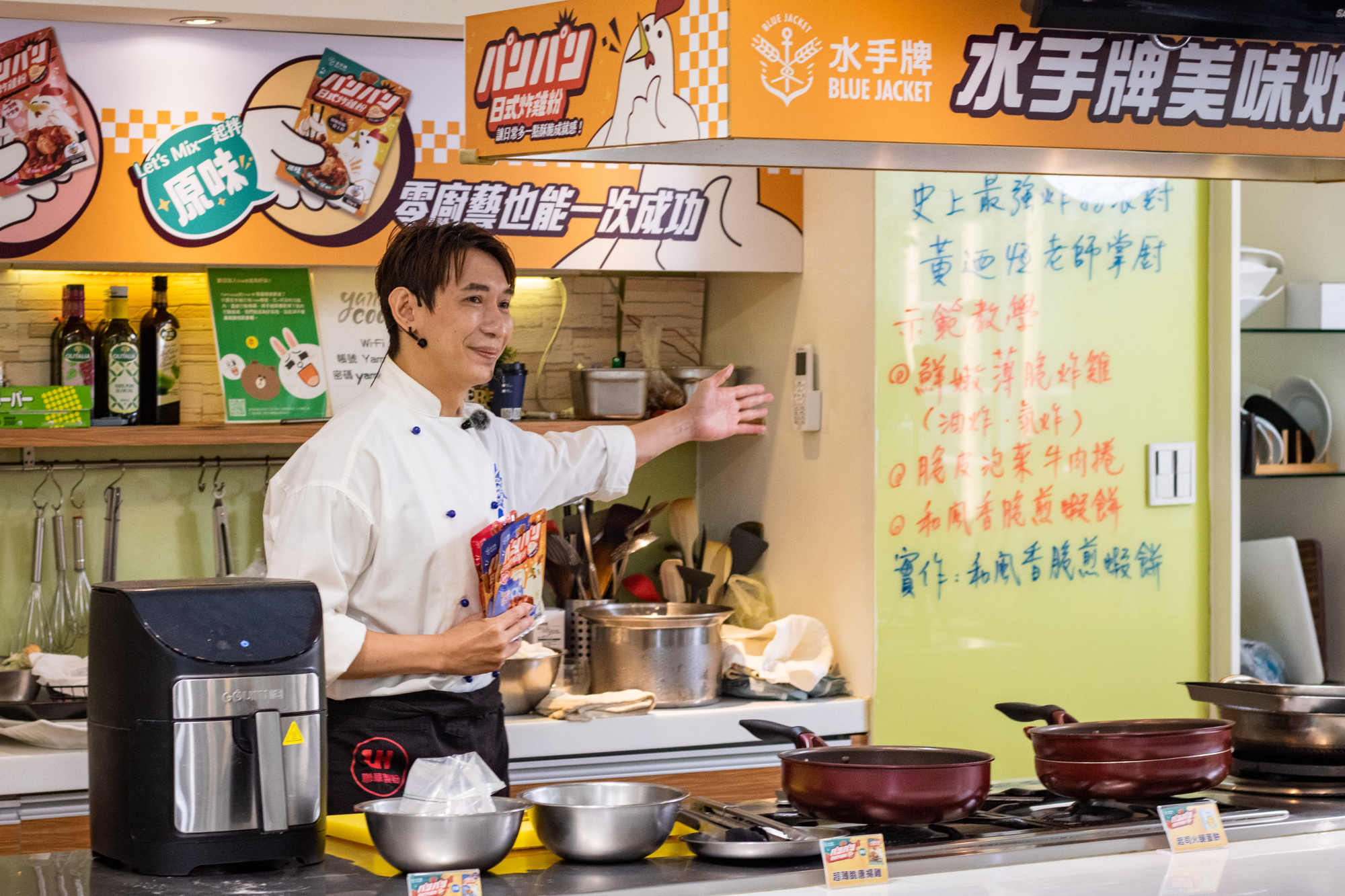 聯華製粉「水手牌美味炸物派對」熱鬧開炸!藍帶主廚黃迺恆示範 一包完成金黃薄脆的幸福配方 藍帶主廚黃迺恆親自示範多款創意炸物,更帶領學員動手實作,體驗全新日式炸雞粉系列的魅力。圖/聯華製粉提供