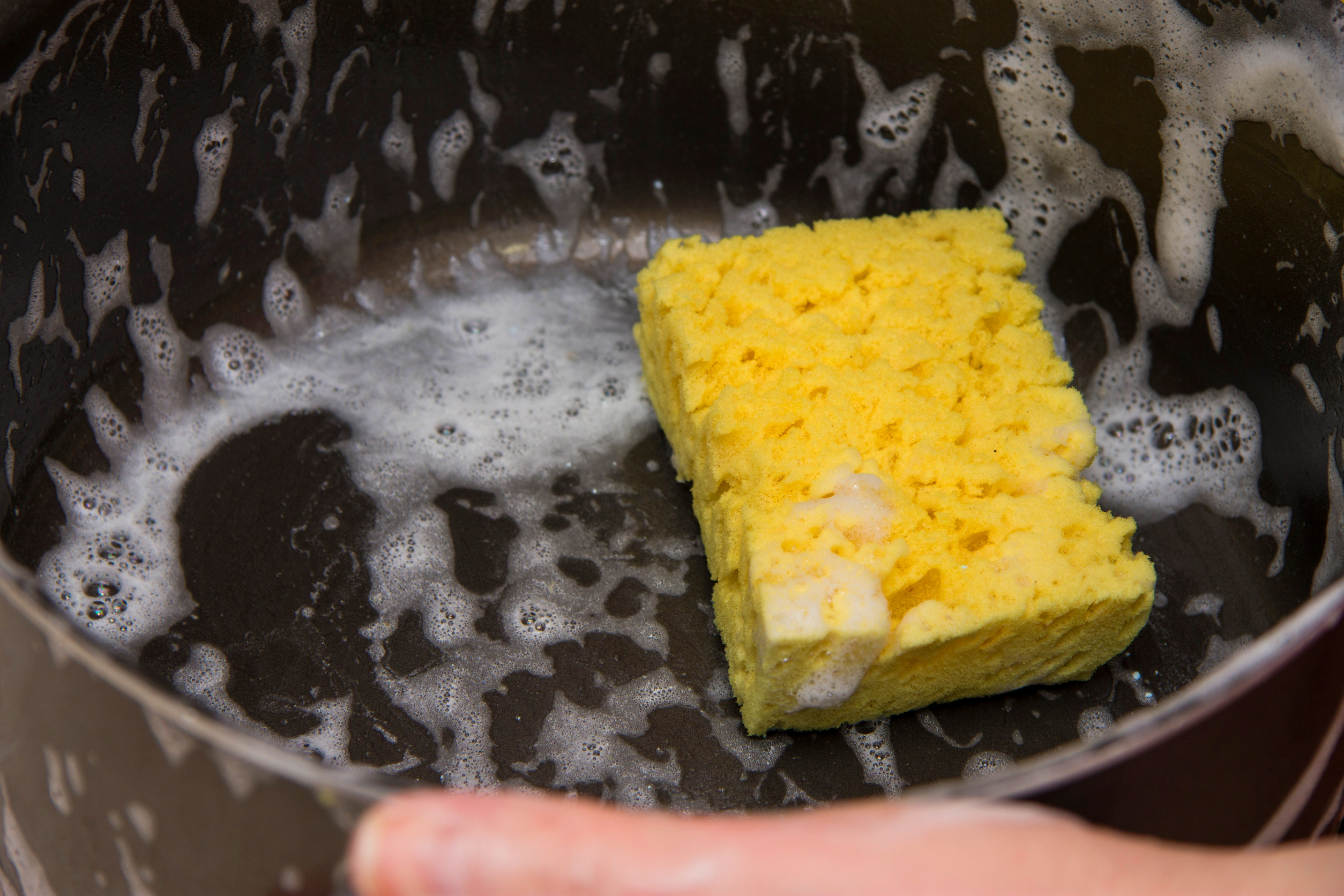 要用柔軟的海綿來清洗不沾鍋，才能夠保護鍋具。圖/123RF圖庫